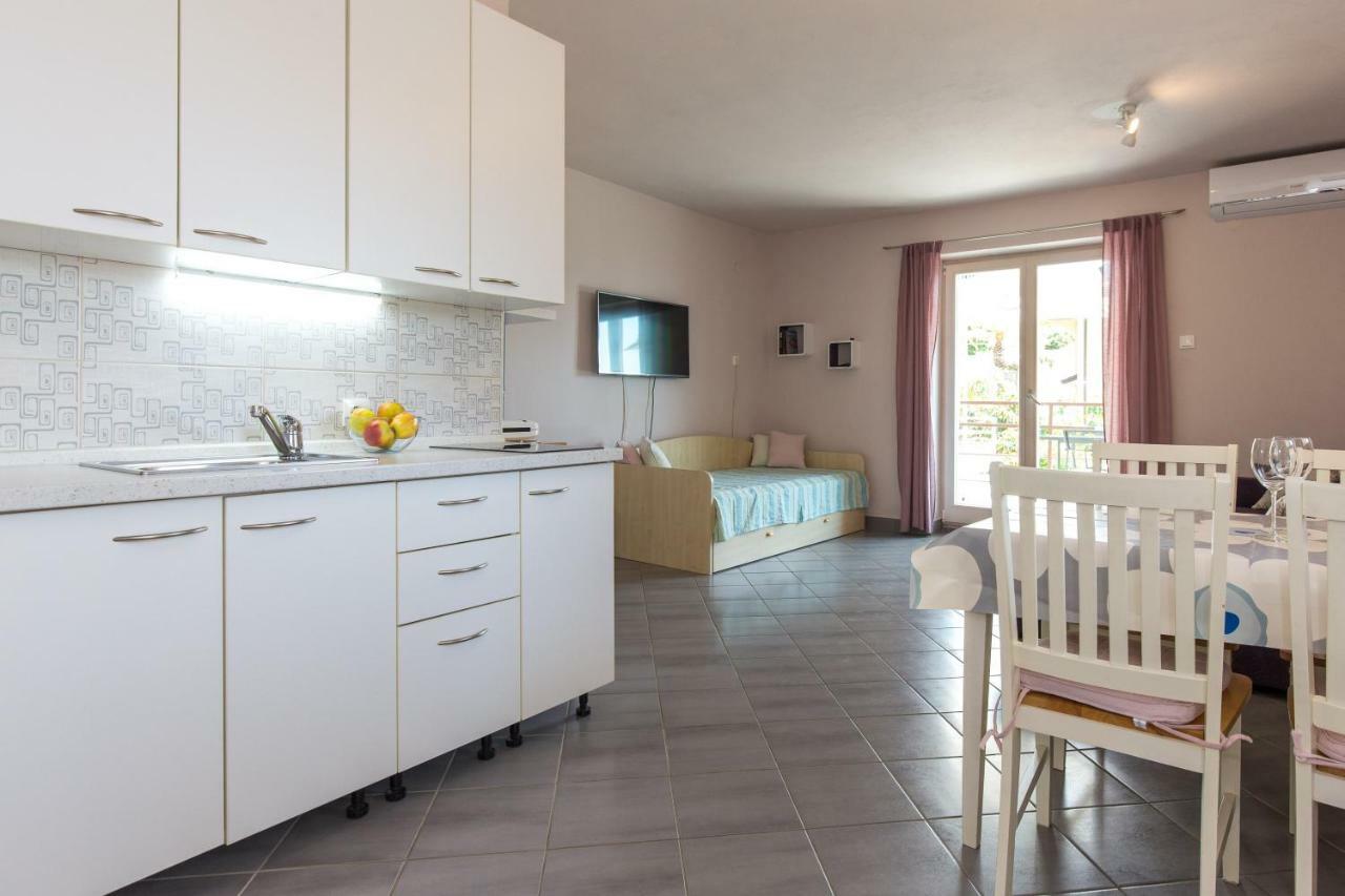 Apartments Marta Кърк Екстериор снимка